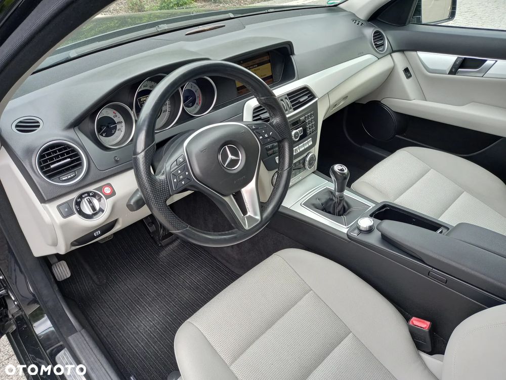 Mercedes-Benz Klasa C 200 CGI BlueEFFICIENCY Avantgarde - 28
