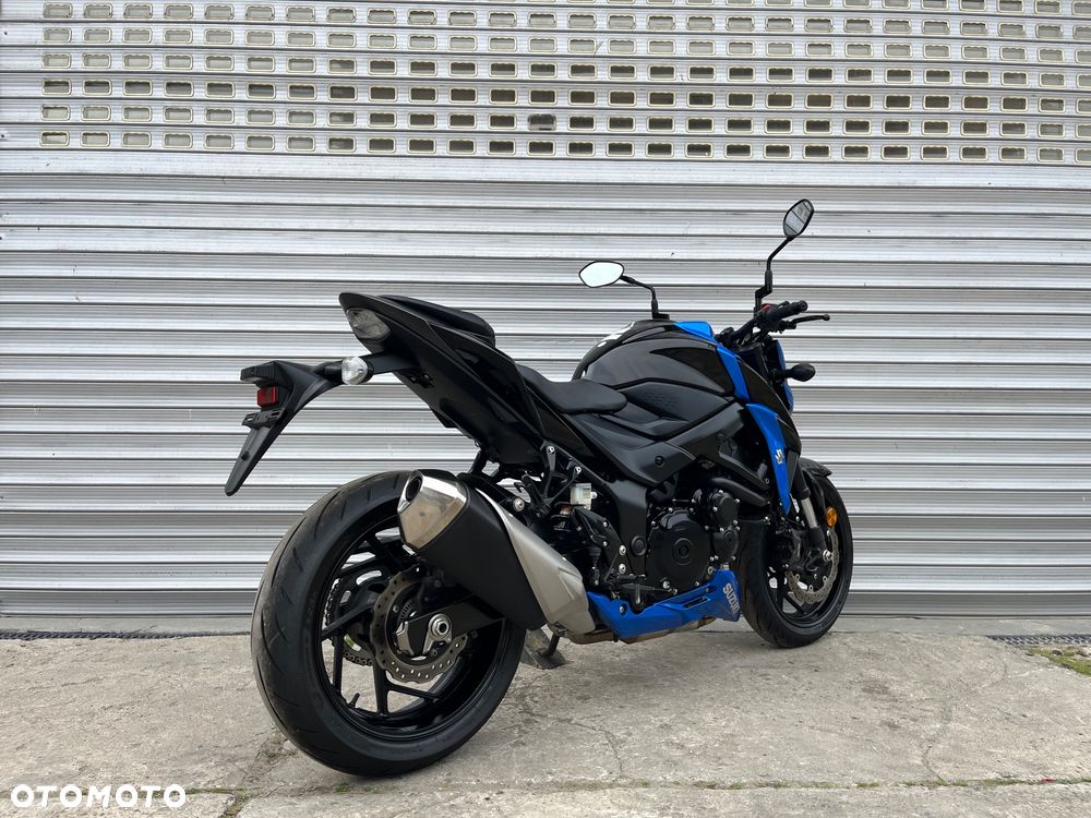 Suzuki GSX - 22
