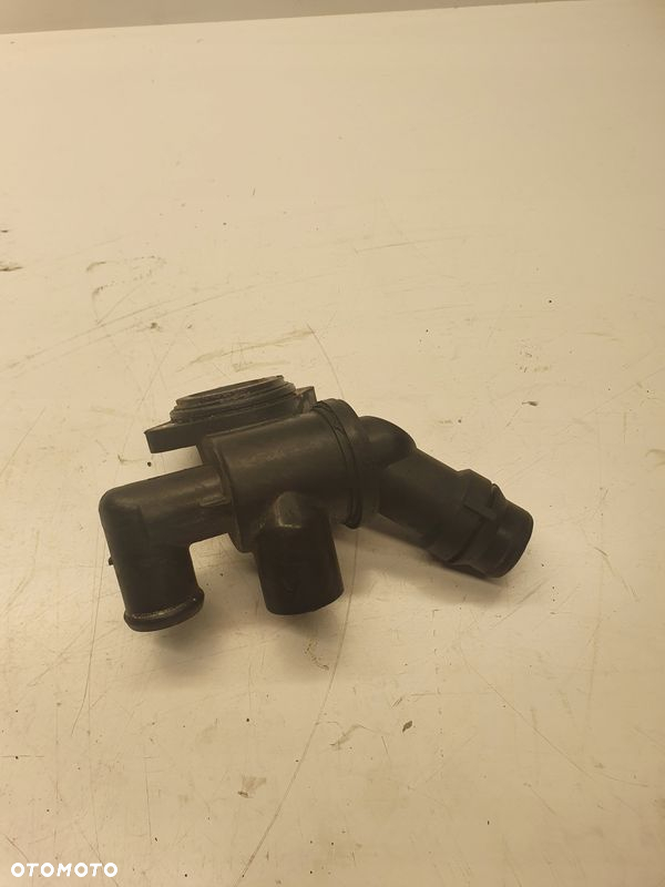 OBUDOWA TERMOSTATU AUDI VW 2,0 TFSI 06D121111G - 2