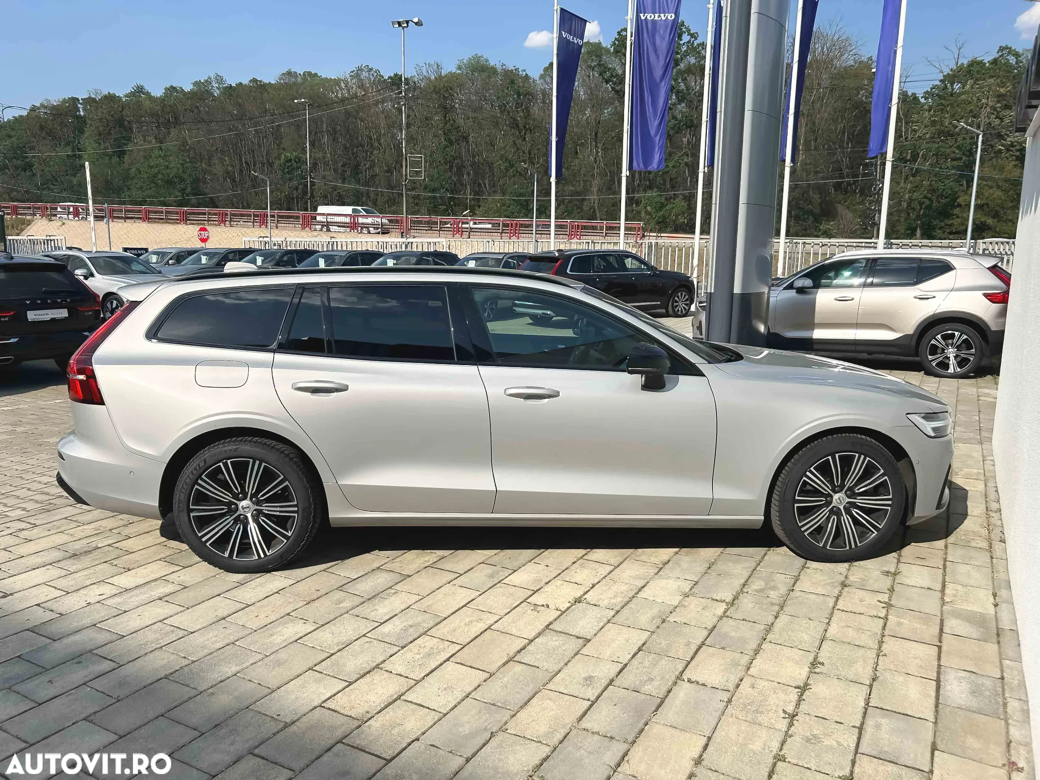 Volvo V60 B4 MHEV AT Plus Dark - 6
