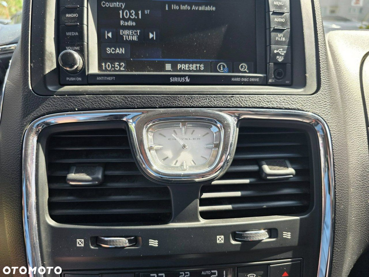 Chrysler Town & Country - 19