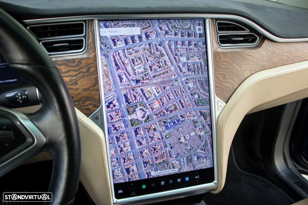 Tesla Model X 90D - 22