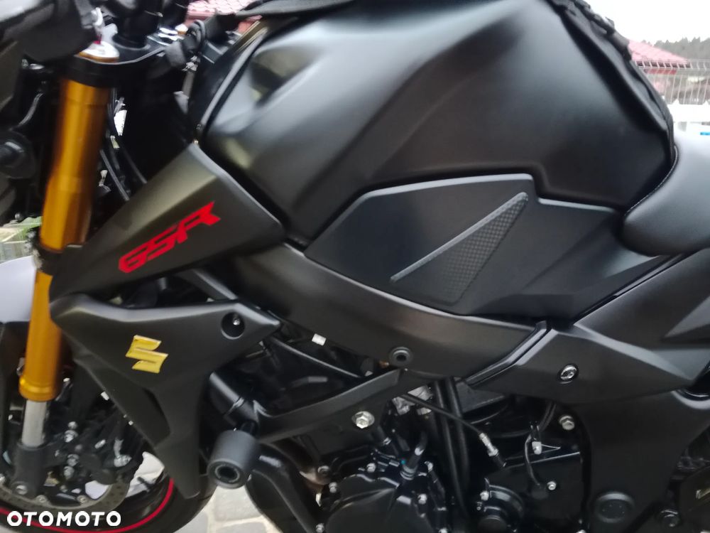 Suzuki GSR - 16