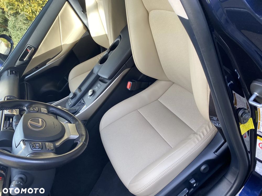 Lexus IS 200t / 300 Prestige - 13