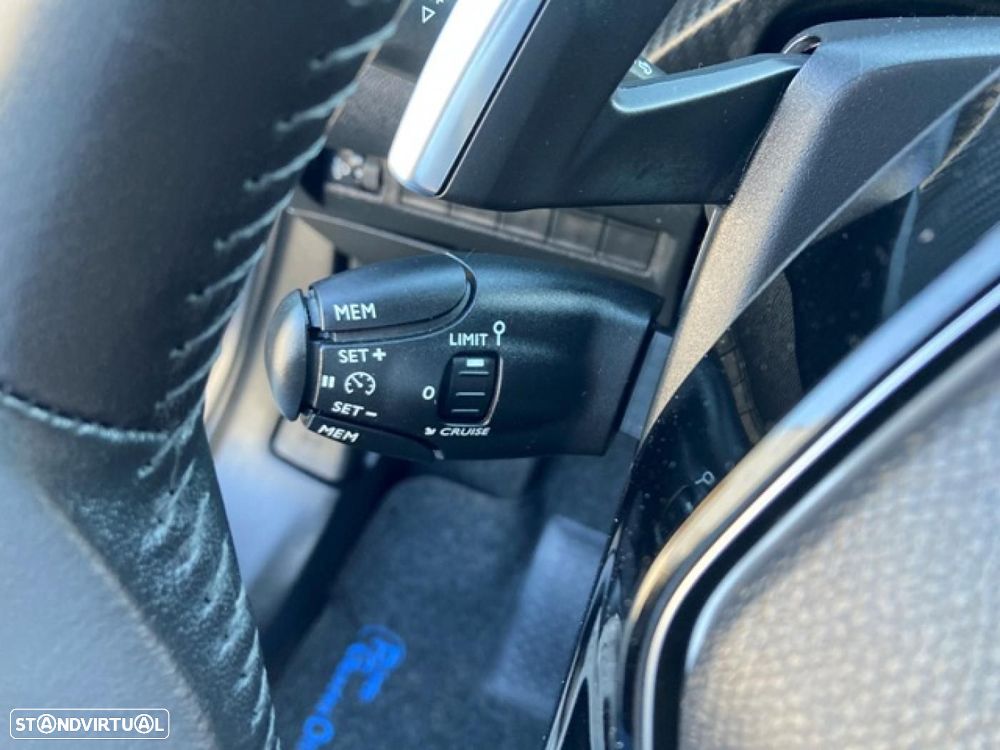 Peugeot 2008 1.2 Hybrid Allure e-DCS6 - 24