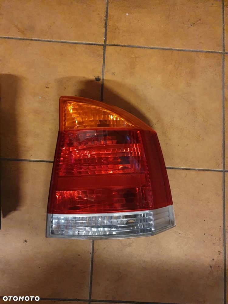 LAMPA L/P TYŁ OPEL VECTA C - 4