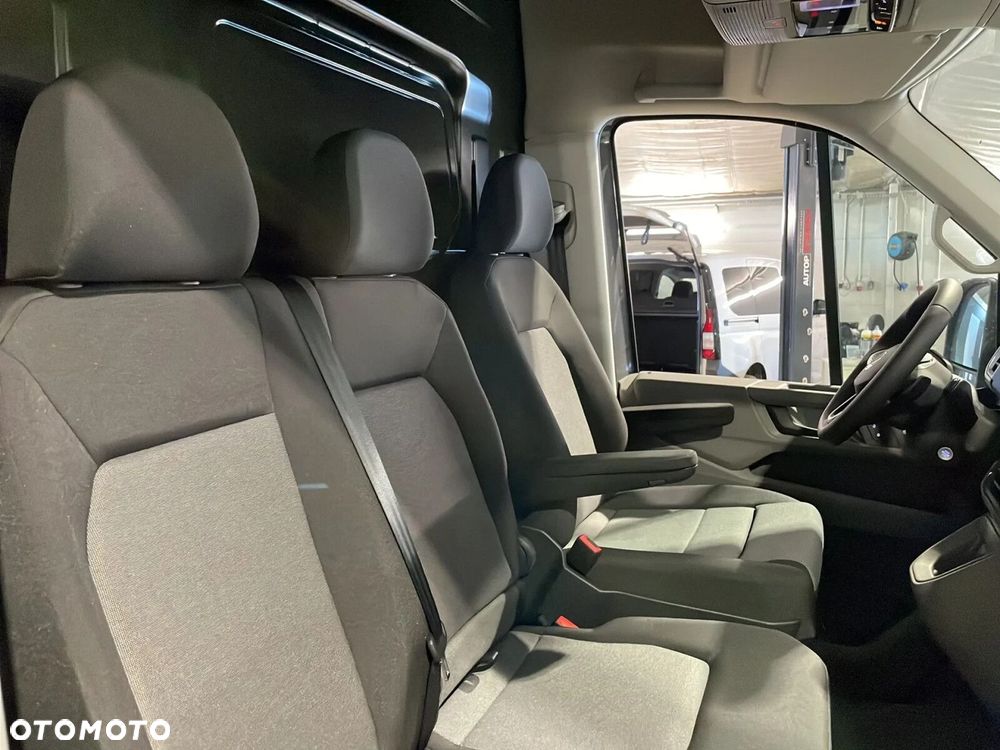 Volkswagen Crafter 35 Furgon z wysokim dachem 2,0 l 177 KM automat r. o.: 4490 mm - 12