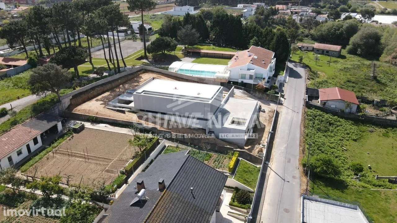 Moradia de Luxo V4 c/ Jardim e Piscina em Valadares - Grande imagem: 3/24