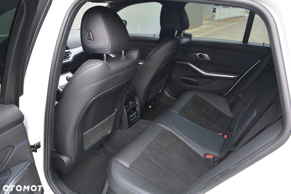 BMW Seria 3 320d Touring Edition M Sport Shadow - 17