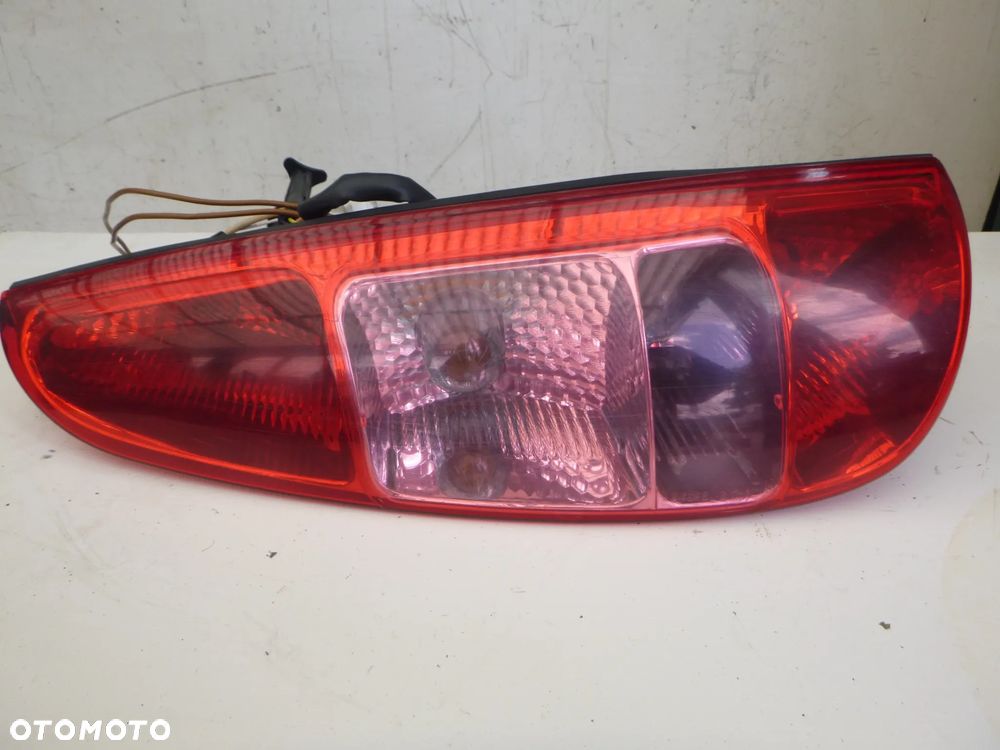 Peugeot 807 05 r. lampa prawy tył - 1