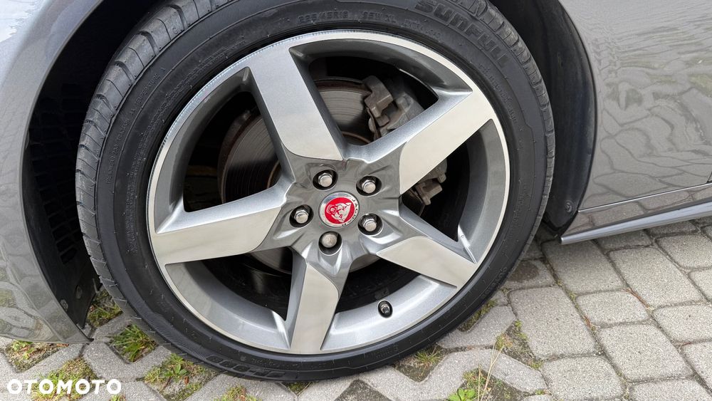 Jaguar XE 2.0 D R-Sport - 10