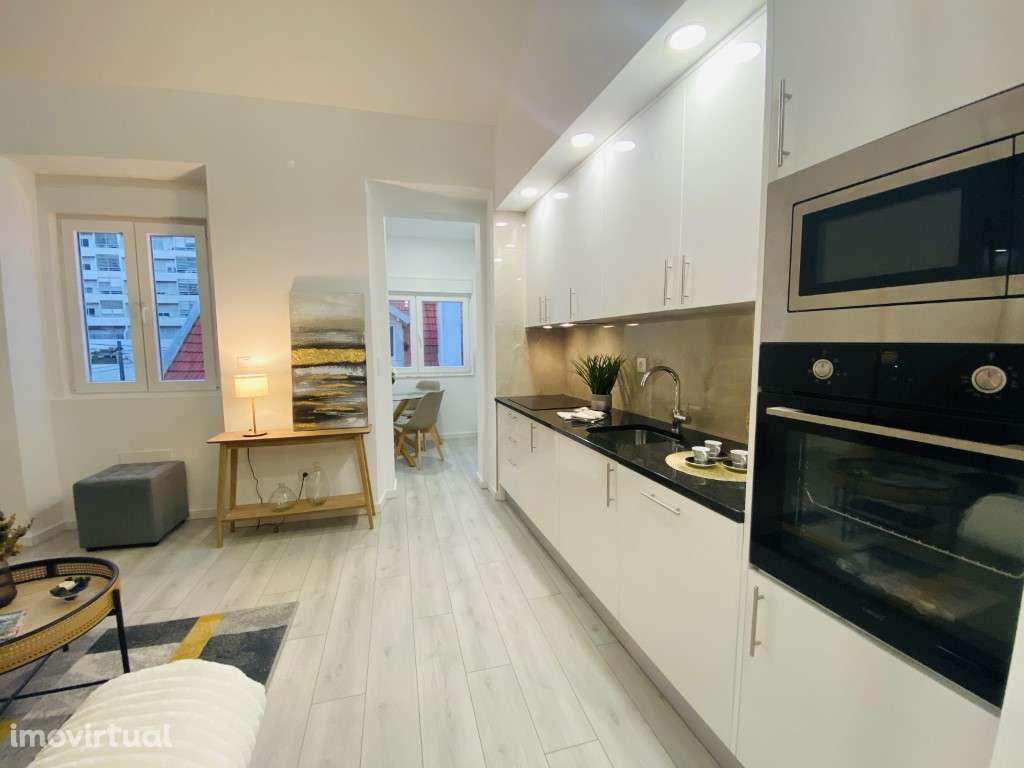 Apartamento T3, totalmente remodelado e mobilado, varanda, Benfica - Grande imagem: 5/24