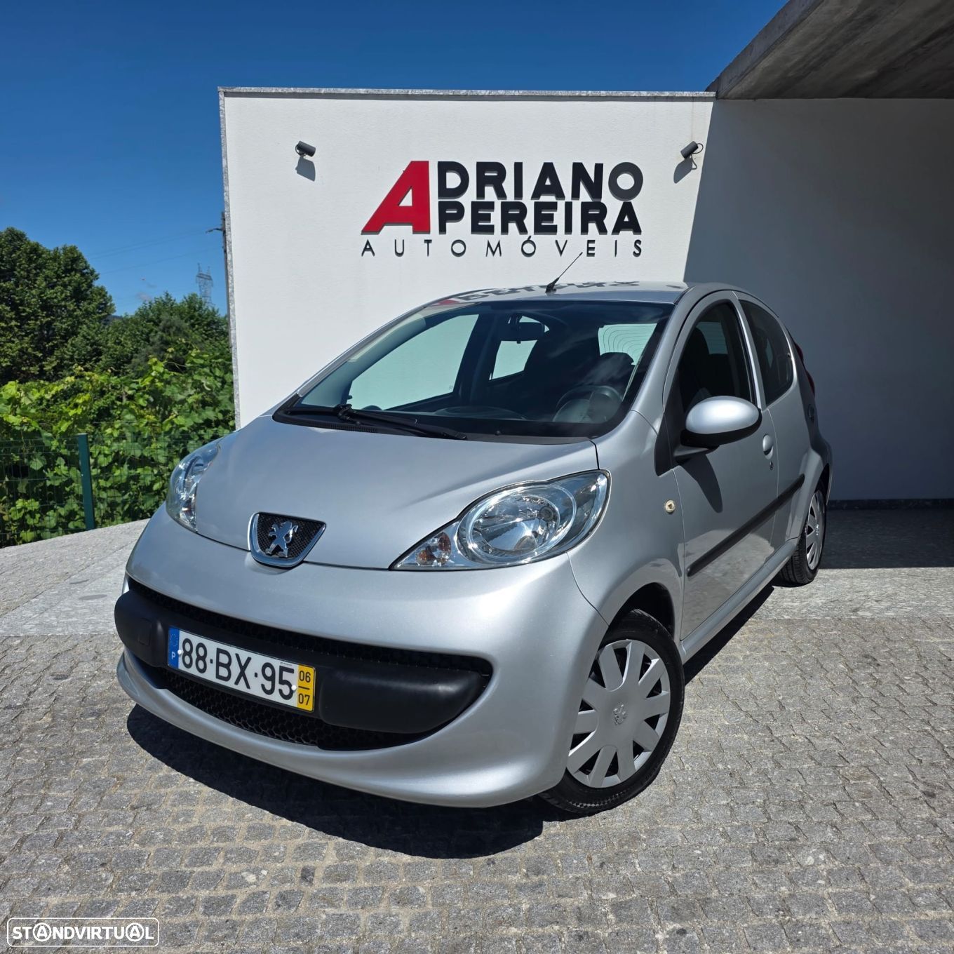 Peugeot 107 1.0 Trendy 2 Tronic - 1