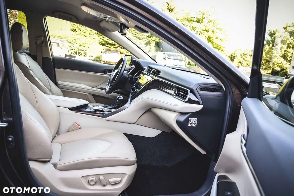 Toyota Camry 2.5 Hybrid Executive CVT - 33