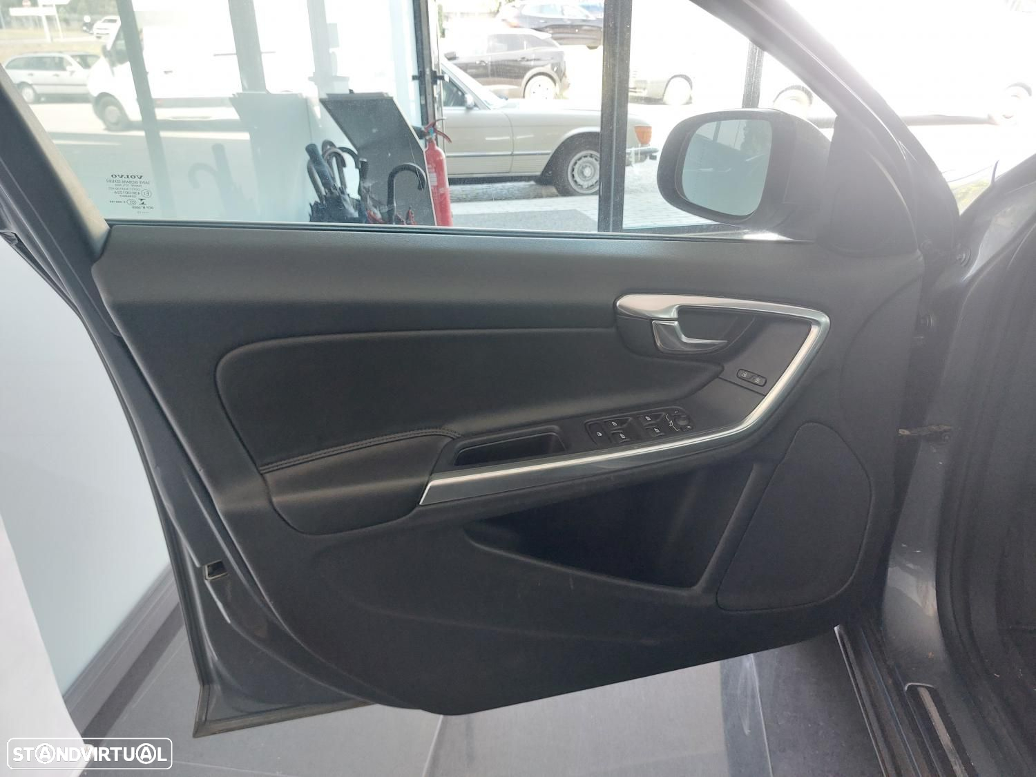 Volvo V60 2.0 D2 Momentum - 15
