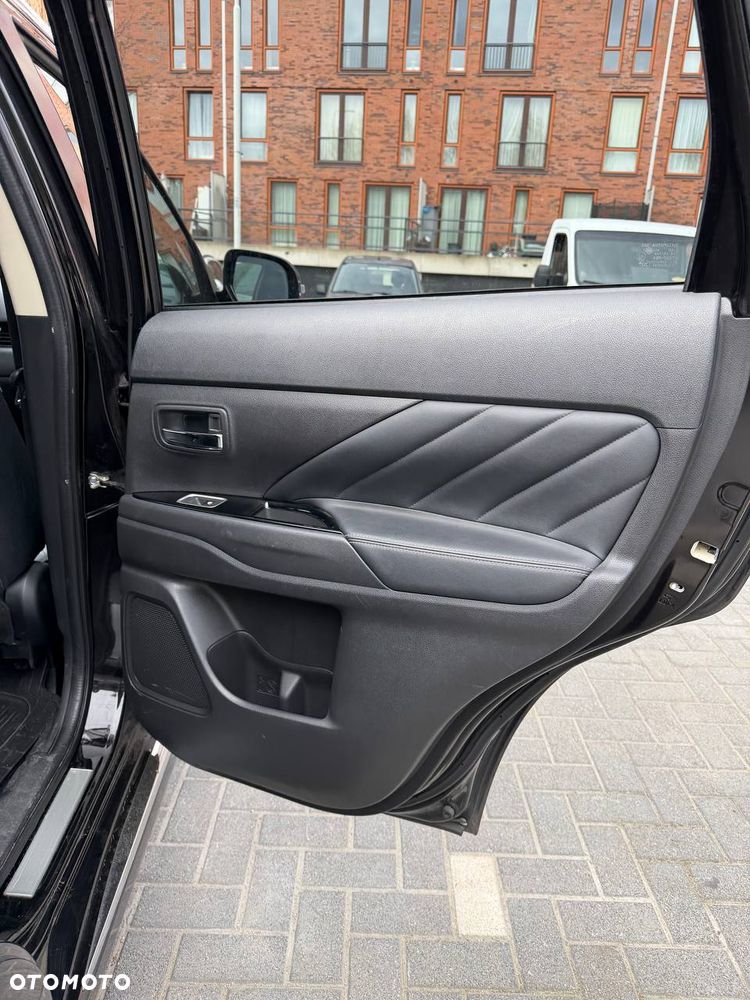 Mitsubishi Outlander Instyle NAVI + - 39