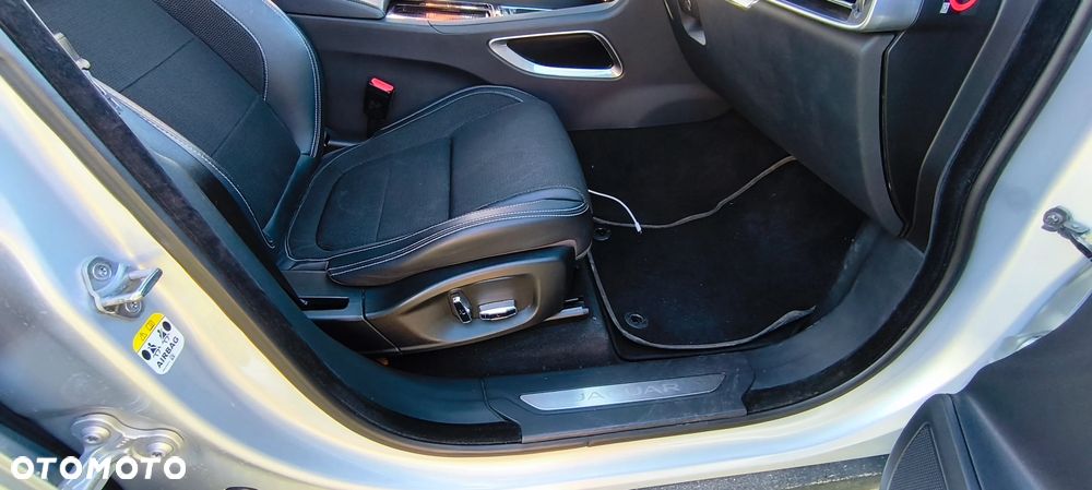 Jaguar F-Pace 2.0 i4D RWD Pure - 25