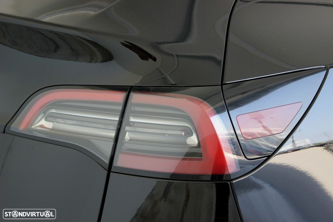 Tesla Model Y - 8