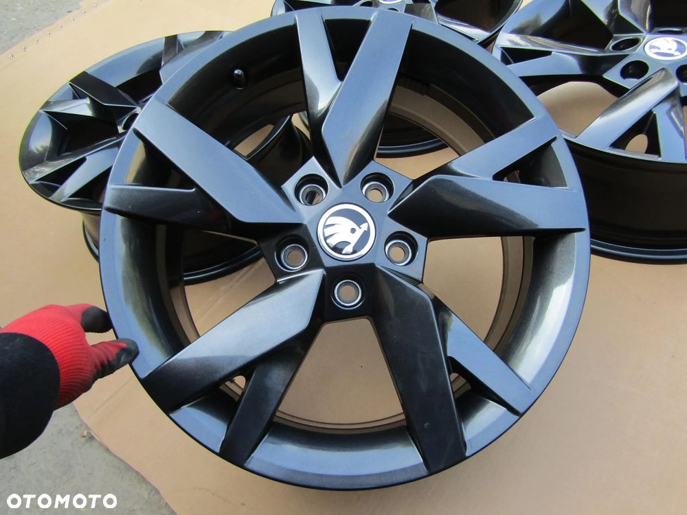 4x Felgi Aluminiowe 17 Skoda Kodiaq Karoq Octavia II III IV Superb Yeti 6,5 j 5x112 ET46 / 5E3601025 STAN IDEALNY - 16