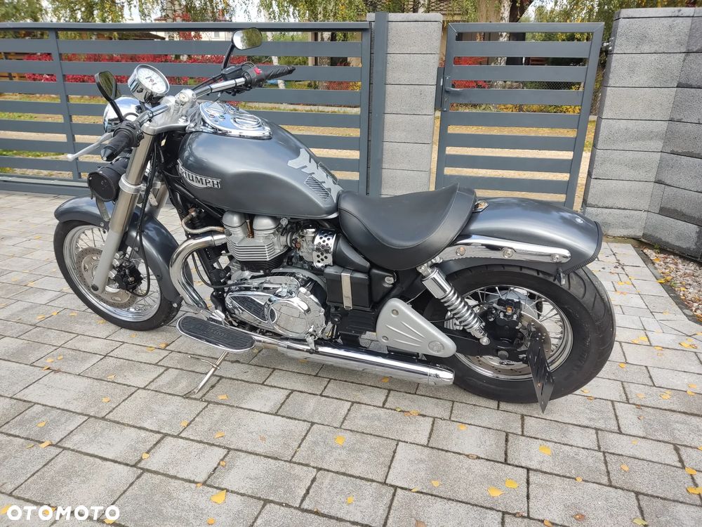 Triumph Bonneville - 4