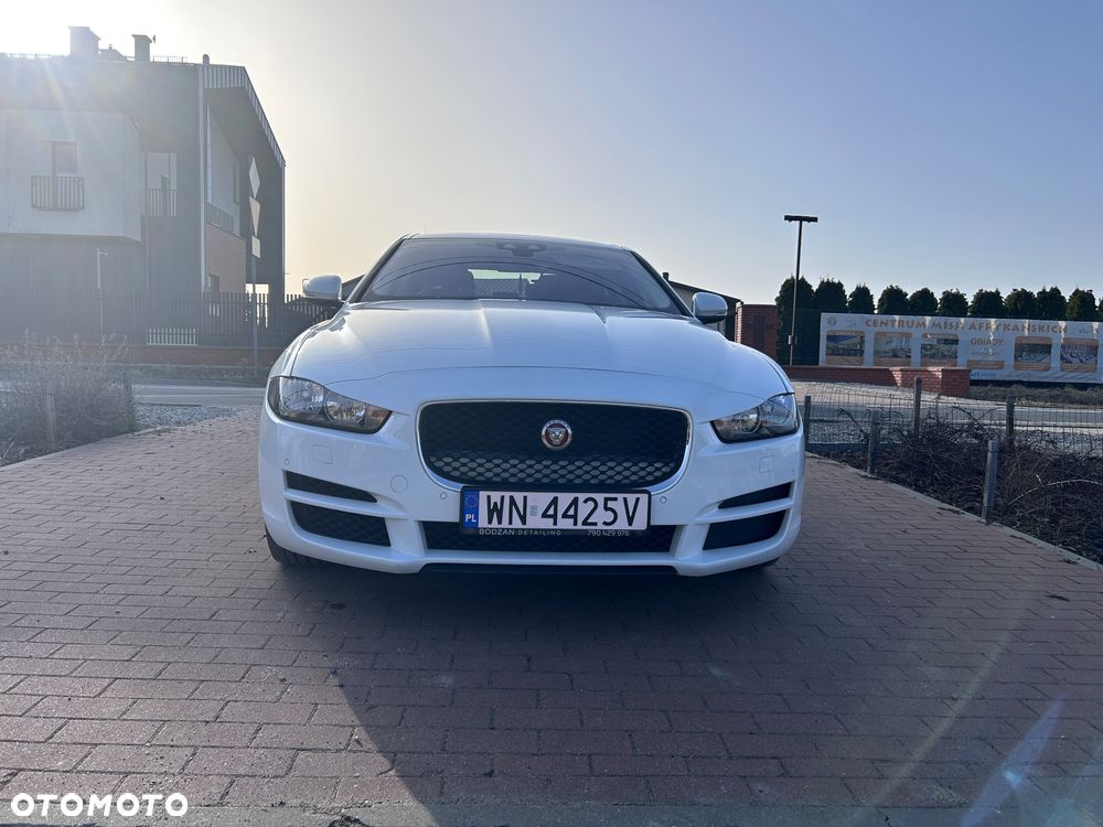 Jaguar XE 25t Pure - 6