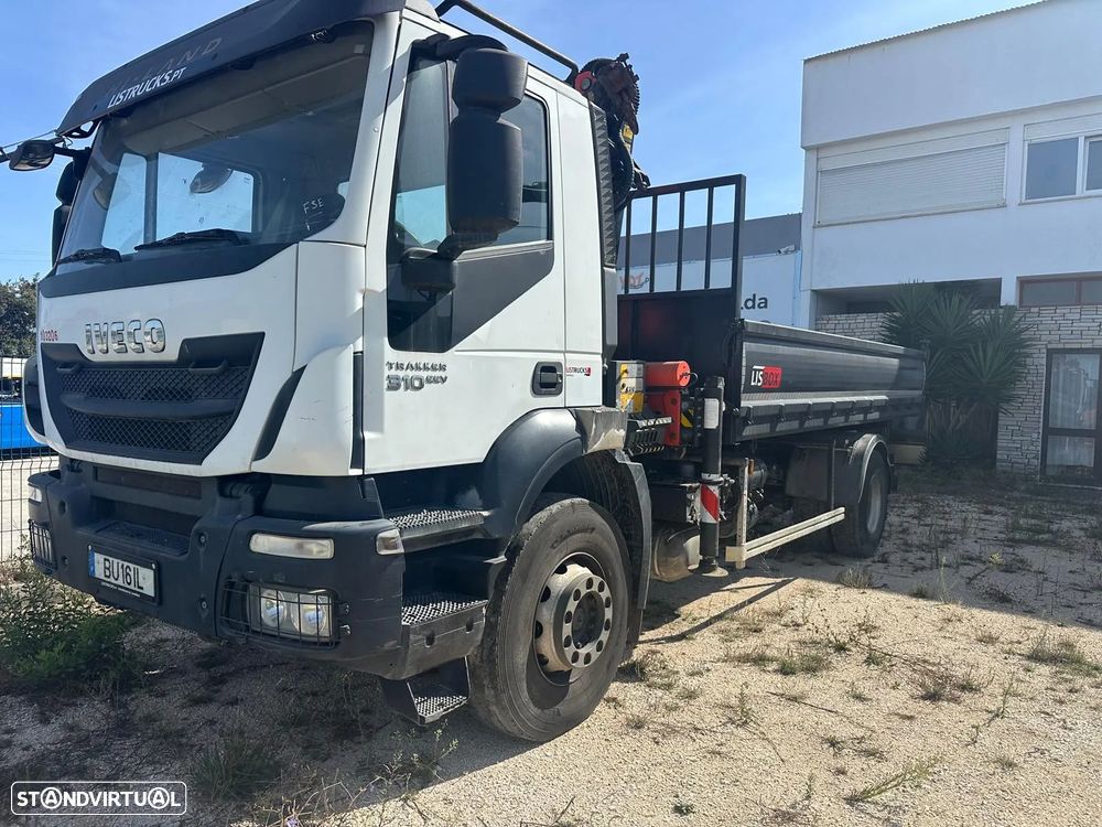 Iveco TRAKKER TRIBASCULANTE C/ GRUA COM COMANDO - 1