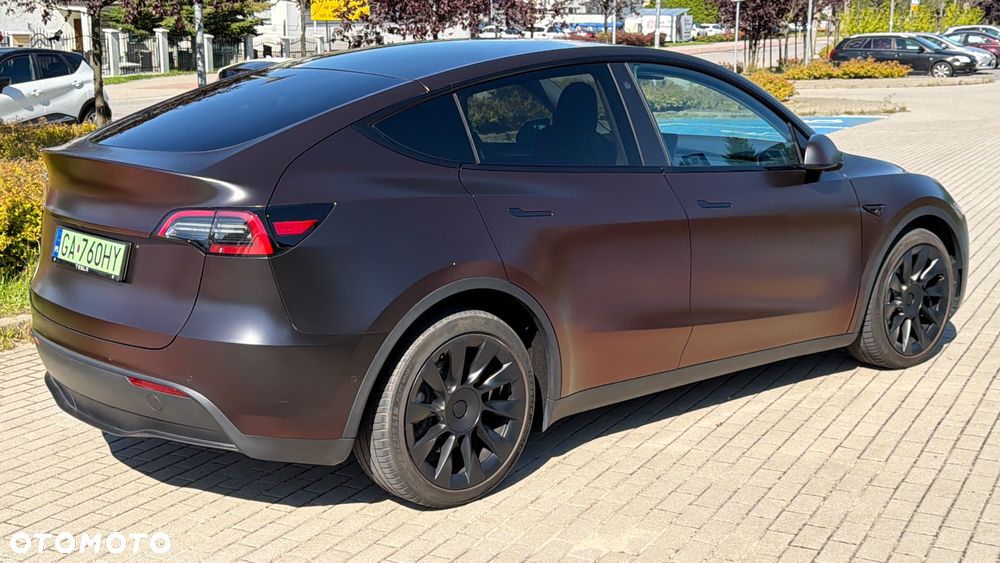 Tesla Model Y Long Range AWD - 11
