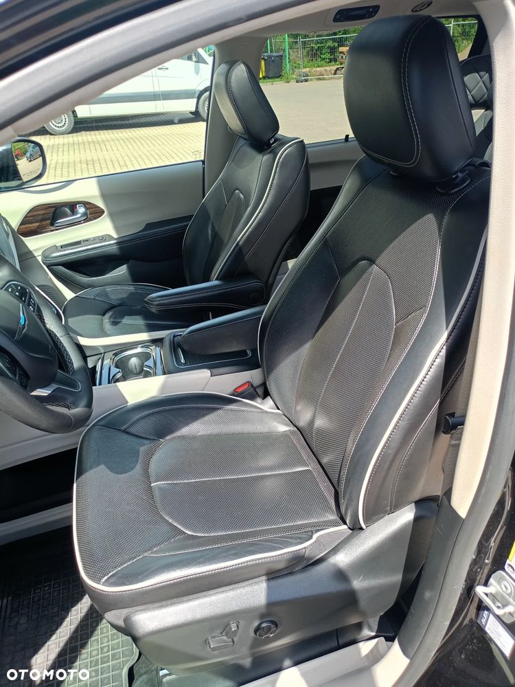 Chrysler Pacifica - 17