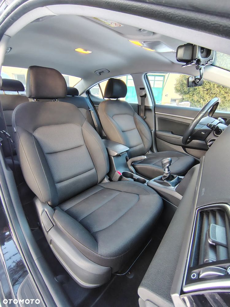 Hyundai Elantra 1.6 Comfort - 16