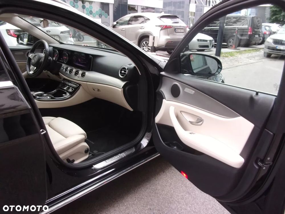 Mercedes-Benz Klasa E 220 d 4-Matic 9G-TRONIC - 23