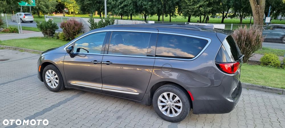 Chrysler Pacifica - 12