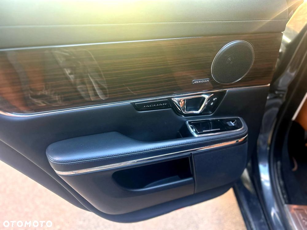 Jaguar XJ 3.0 D V6 Premium Luxury - 28