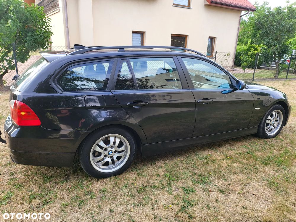 BMW Seria 3 318i Touring - 32