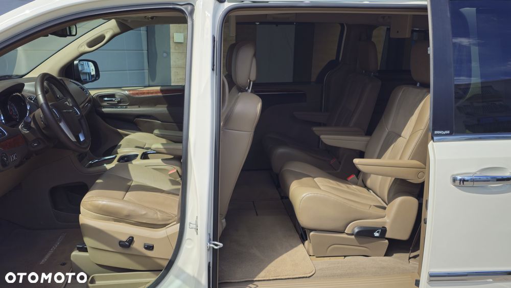 Chrysler Town & Country 3.6 Limited - 28