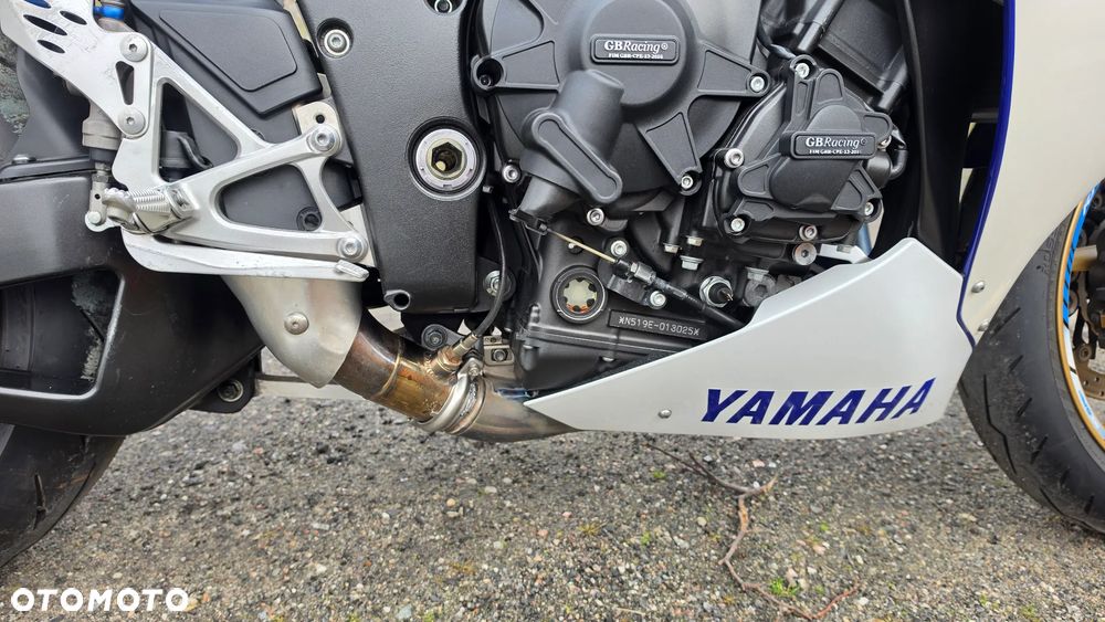 Yamaha R1 - 18