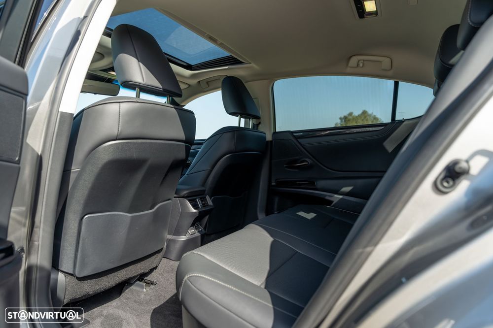 Lexus ES 300h Sport - 12