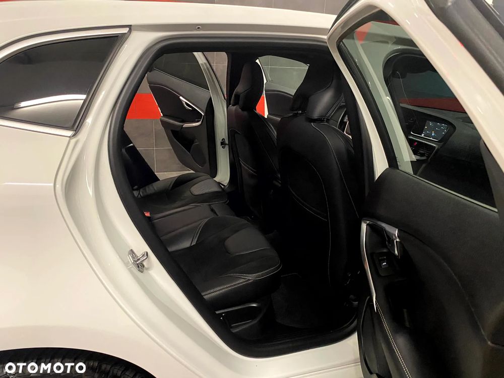 Volvo V40 D3 Drive-E R-Design Momentum - 24