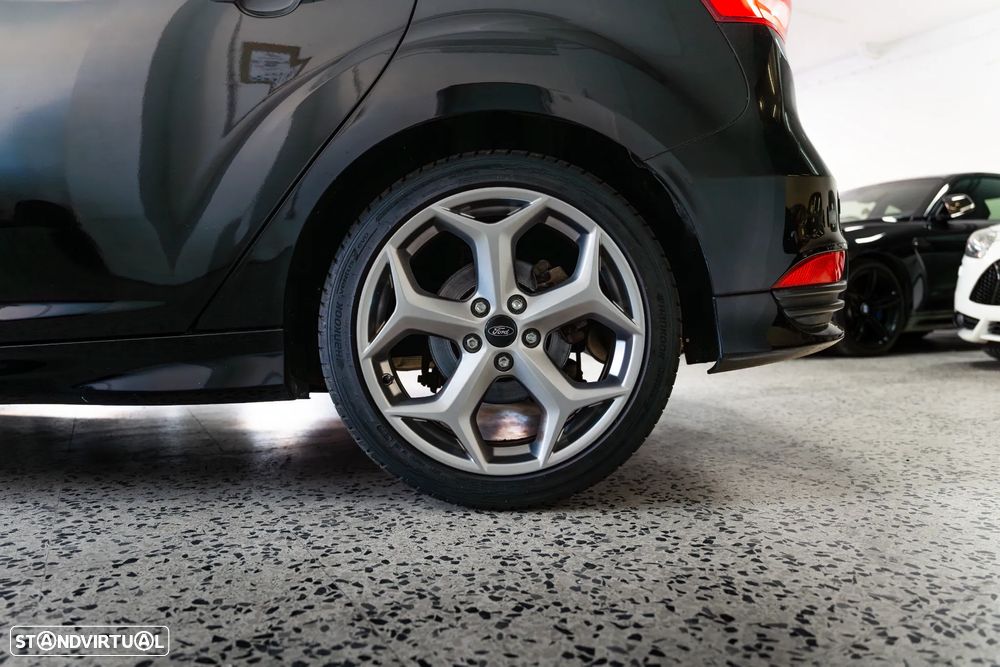 Ford Focus 2.0 EcoBoost ST c/ Pack Pele Desportiva - 31