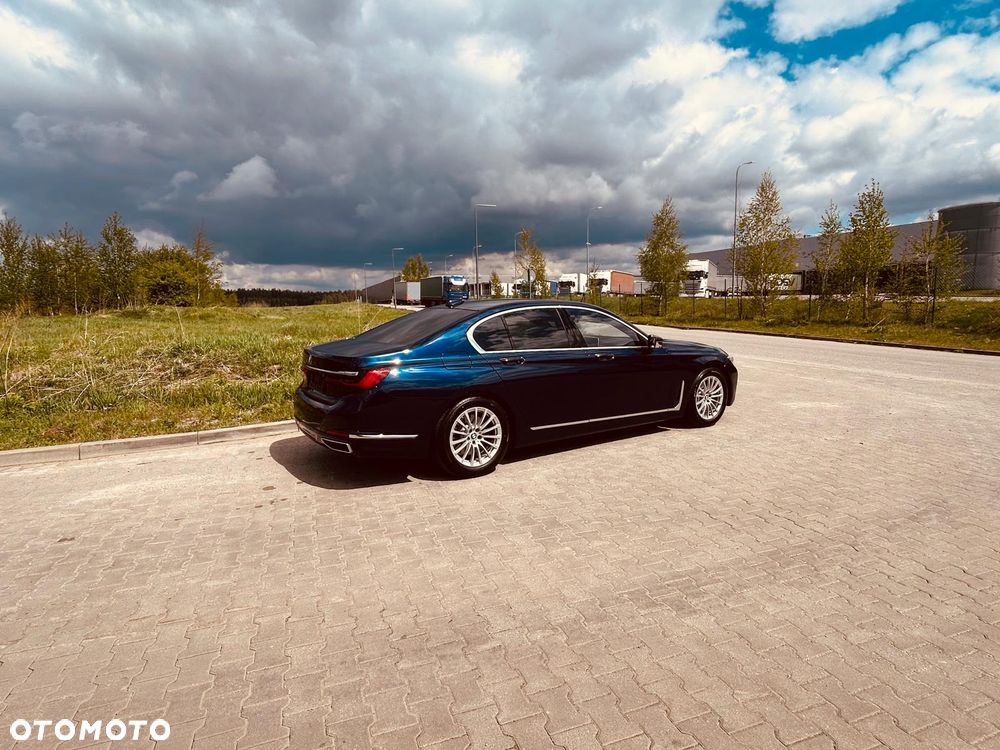 BMW Seria 7 730d xDrive mHEV - 12