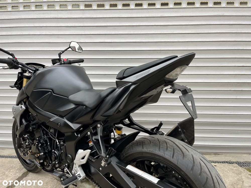 Suzuki GSR - 11