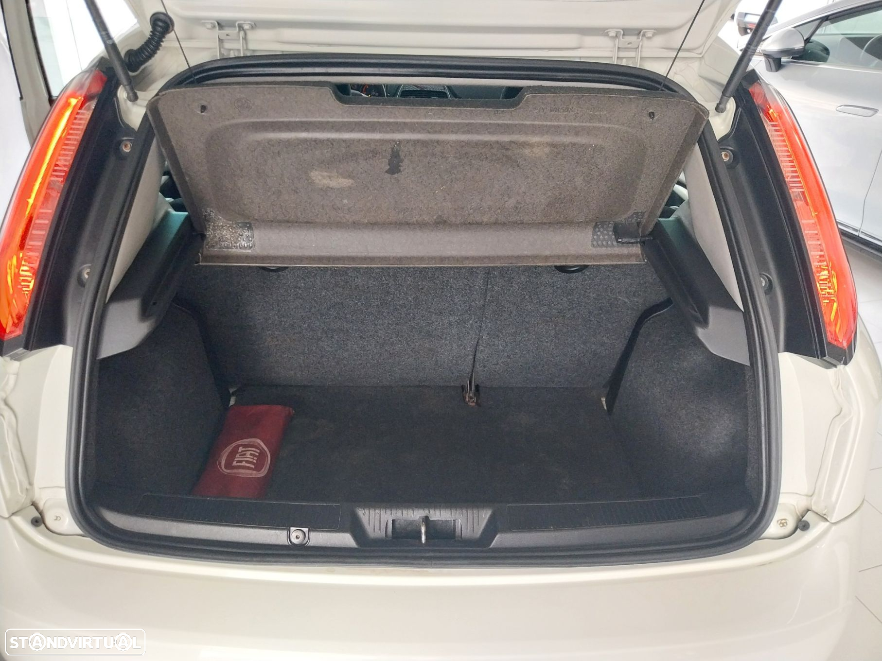 Fiat Punto 1.3 M-Jet Lounge S&S - 10
