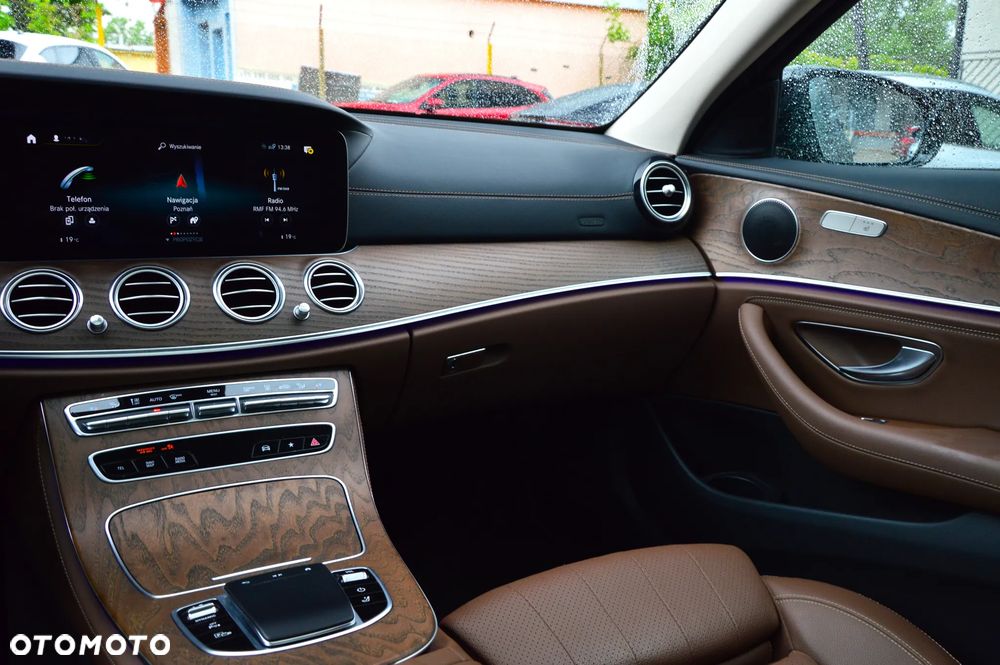 Mercedes-Benz Klasa E 300 9G-TRONIC AMG Line - 20