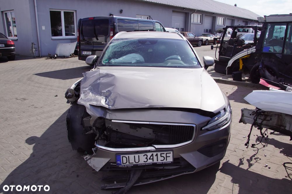 Auto na części - Volvo V60 II 2.0 D4 190 KM D4204T14 TG-81SC 727 2019R Silnik Skrzynia Drzwi Błotnik Klapa Zderzak Lampa Lusterko Klamka Szyba Deska Kokpit Sterownik Moduł Czujnik Licznik Wyświetlacz Panel Kierownica - 2