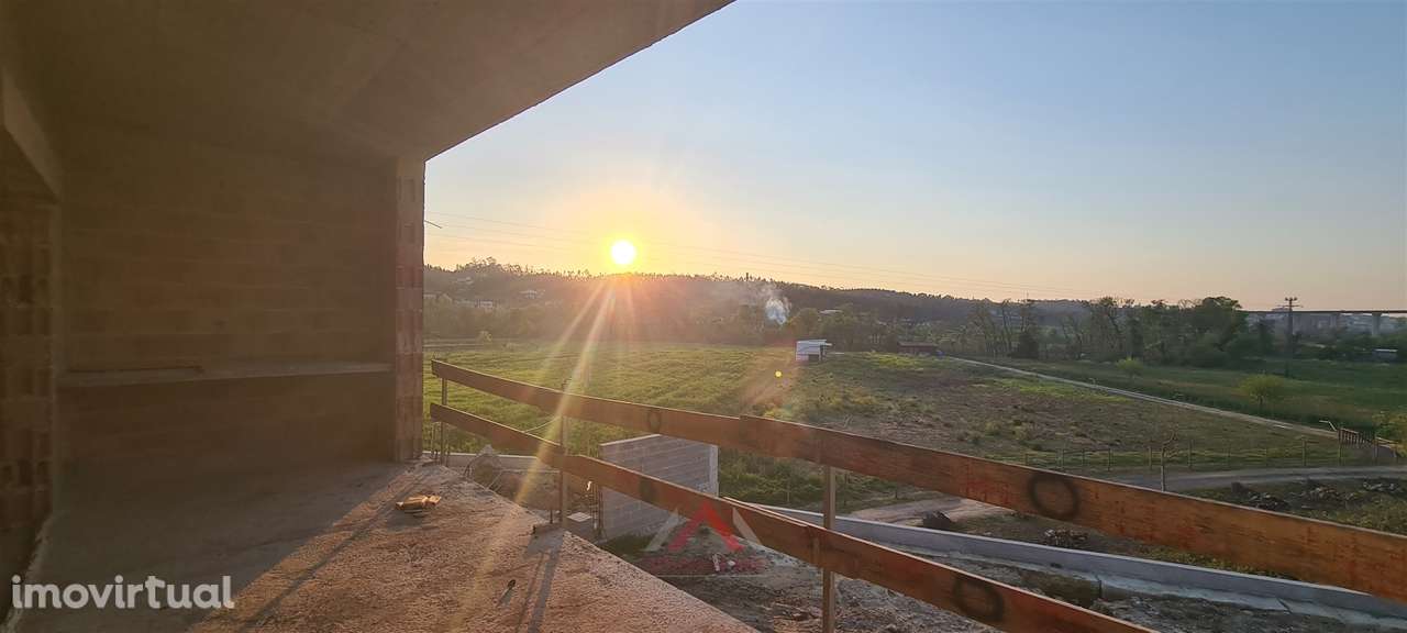 Moradia V3+1 - Cave e Rés-do-chão - Grande imagem: 3/23