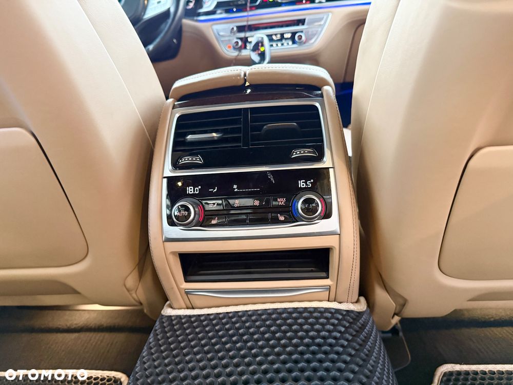 BMW Seria 7 750Li xDrive sport - 13