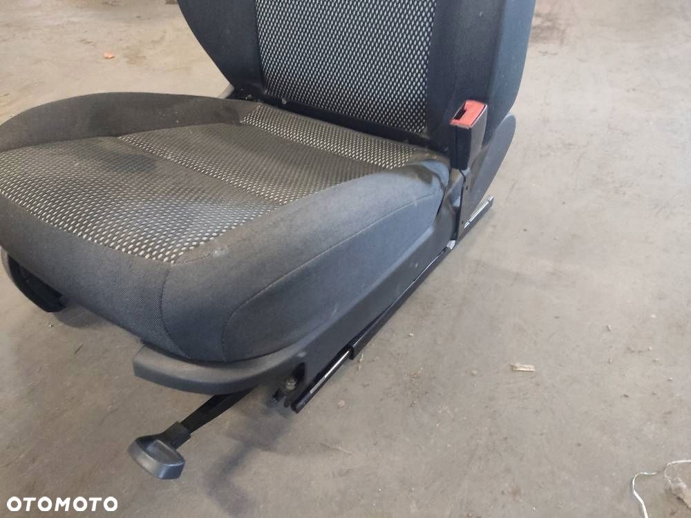 FOTEL PRAWY PRZÓD  SKODA FABIA II - 3