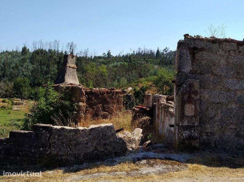 Terreno Rústico com Ruínas - Grande imagem: 2/5