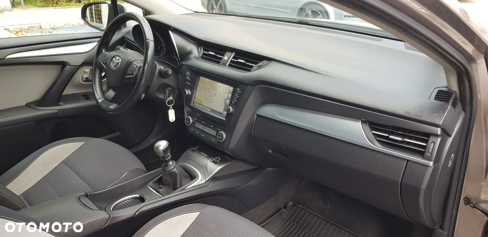 Toyota Avensis 1.6 D-4D Premium - 16