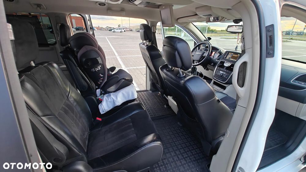 Chrysler Town & Country - 23