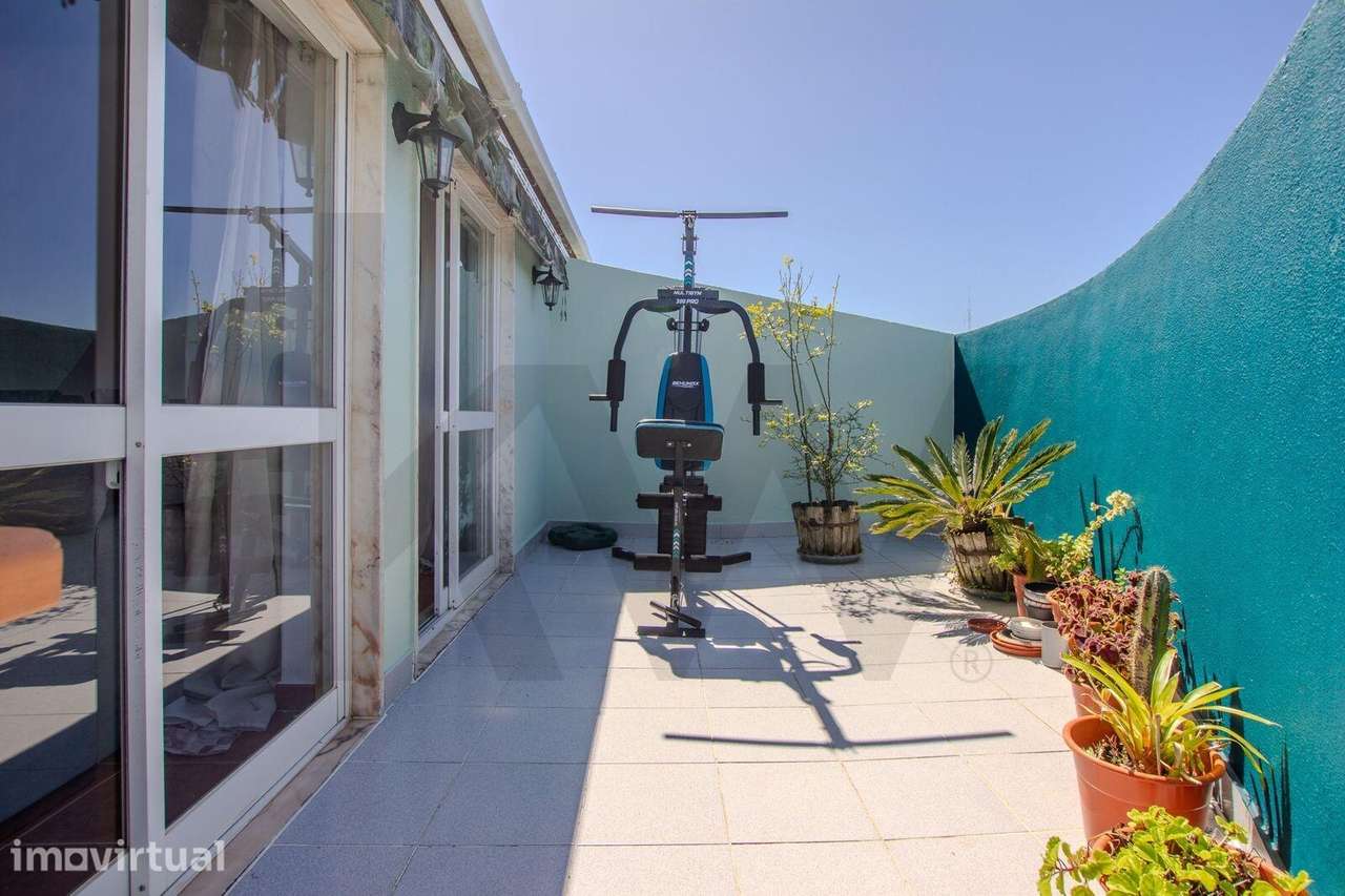 Duplex T3 com Terraço e Vista Desafogada no Cacém - Grande imagem: 3/30